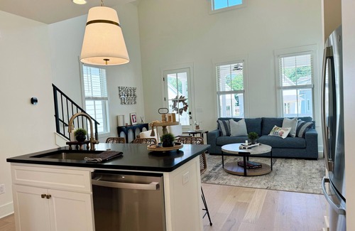 Oxford House | The Southern Charm - NEW, <1 mile to the square. 30+ day stays avail seasonally