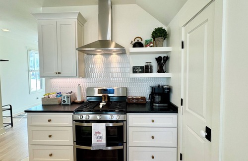 Oxford House | The Southern Charm - NEW, <1 mile to the square. 30+ day stays avail seasonally