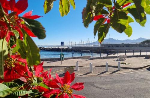 Gordons Bay Central Apartment | 'The Stone Cottage' - Charming, Private and On the Beach - Sleeps 2