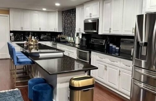 Sacramento House | The Stylish Stay at Placid Blue!