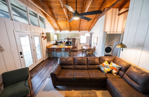 Higden House | “The Sugarloaf Mountain Cabin” A Charming Lakefront Escape!