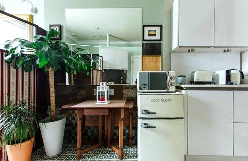 Pontcanna Apartment | The Suite | Cardiff City Centre + Private Parking