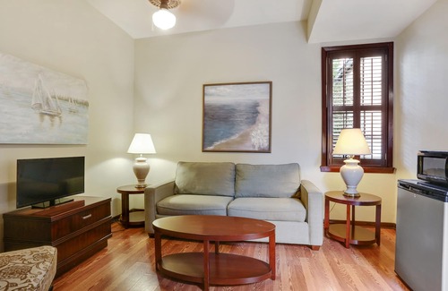 Treme Hotel | The Suite Life - 6BR, 4BA, 10 beds, sleeps 20 - Tour Discounts - French Quarter