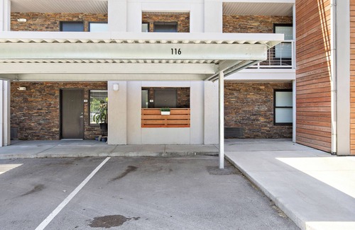 Prairie Village Apartment | The Suite Spot King Bed No Stairs Covered Parking