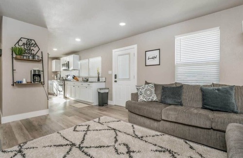 Amarillo House | The SuiteSpot Hot Tub EV Charger Mini-Golf Private Yard, Sleeps 6