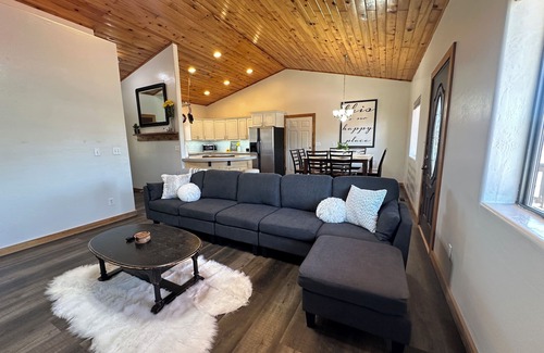 Overgaard Cabin | The Sunflower Cabin - Pets, Continuous hot water, Traeger grill, Starlink, AC