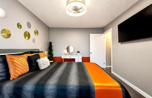 Cleveland House | The Sunstone Retreat - 2BR Upper Unit of A Triplex In Brooklyn Centre Near Downtown With Parking, Laundry & Self Check-In