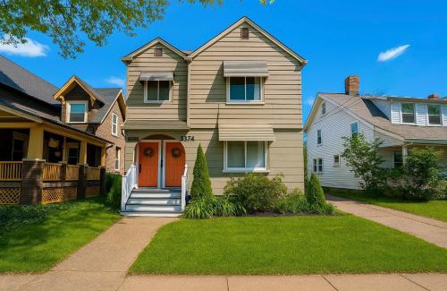 Cleveland House | The Sunstone Retreat - 2BR Upper Unit of A Triplex In Brooklyn Centre Near Downtown With Parking, Laundry & Self Check-In