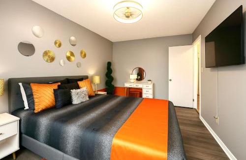 Cleveland House | The Sunstone Retreat - 2BR Upper Unit of A Triplex In Brooklyn Centre Near Downtown With Parking, Laundry & Self Check-In