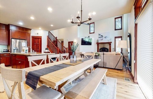 Mammoth Lakes House | The Timbers Townhome #1035- Grand 4 Bedrooms Plus Den, Private Spa, washer/dryer, WIFI