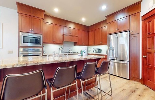 Mammoth Lakes House | The Timbers Townhome #1035- Grand 4 Bedrooms Plus Den, Private Spa, washer/dryer, WIFI