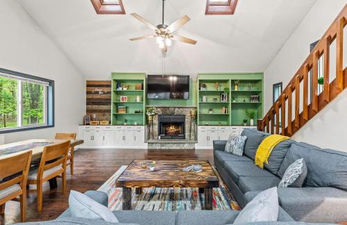 Albrightsville House | The Tranquil Trails by AvantStay Lake Access Deck Fireplace