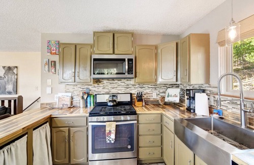 Evergreen Cabin | The Tree House - Cozy, mountain cabin