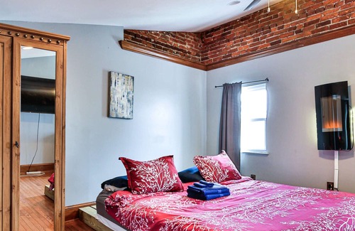Southwark Apartment | The Tree House Queen Village w/ Seasonal Hot Tub