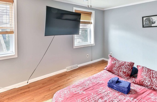 Southwark Apartment | The Tree House Queen Village w/ Seasonal Hot Tub