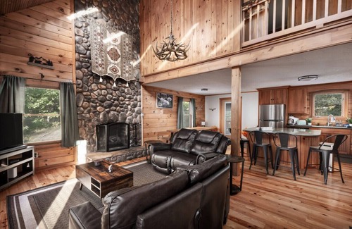 Front Royal Apartment | The Trillium Cabin | Modern Log Retreat with Hot Tub, Game Room & Mountain Views
