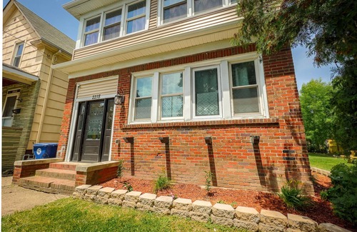 Niagara Falls Villa | The Trotter Manor - With Private Yard & Parking, Near Falls & Casino by Niagara Hospital