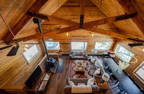 Clark Cabin | The True North Adventure Lodge is an 8-bedroom, 10-bathroom sanctuary situated in the ultimate Rocky Mountain playground. Tucked in historic Hahn’s Peak Village and adjacent to Steamboat Lake State Park and Routt National Forest.