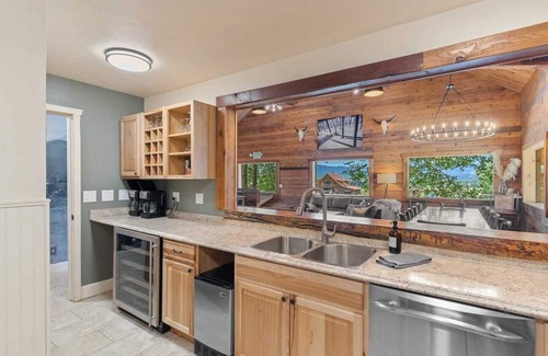 Clark Cabin | The True North Adventure Lodge is an 8-bedroom, 10-bathroom sanctuary situated in the ultimate Rocky Mountain playground. Tucked in historic Hahn’s Peak Village and adjacent to Steamboat Lake State Park and Routt National Forest.