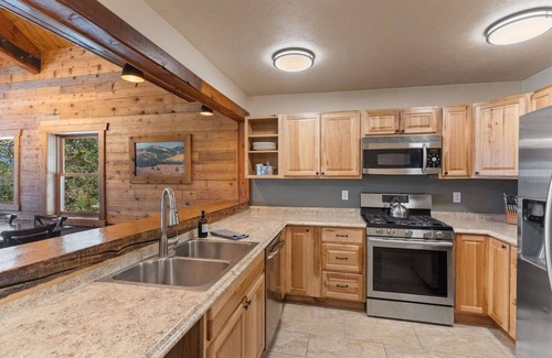 Clark Cabin | The True North Adventure Lodge is an 8-bedroom, 10-bathroom sanctuary situated in the ultimate Rocky Mountain playground. Tucked in historic Hahn’s Peak Village and adjacent to Steamboat Lake State Park and Routt National Forest.