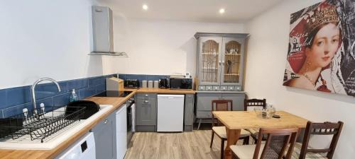 Old Town Hastings Apartment | The Tuck Away, Central Old Town with Parking