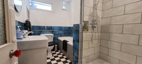 Old Town Hastings Apartment | The Tuck Away, Central Old Town with Parking