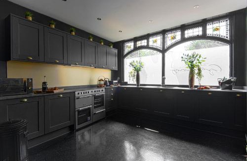 Chester Apartment | The Tudor House - Sleep Up To 14, City Centre, Parking & Optional Hot Tub