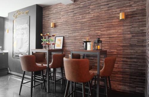 Chester Apartment | The Tudor House - Sleep Up To 14, City Centre, Parking & Optional Hot Tub