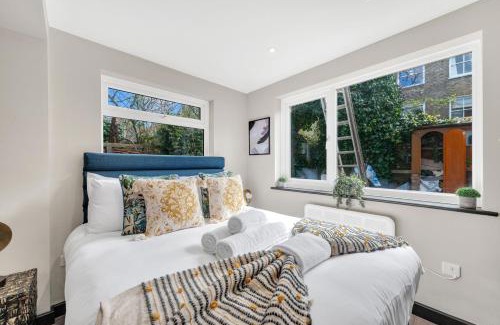 Shacklewell Apartment | The Ultimate Hangout Studio