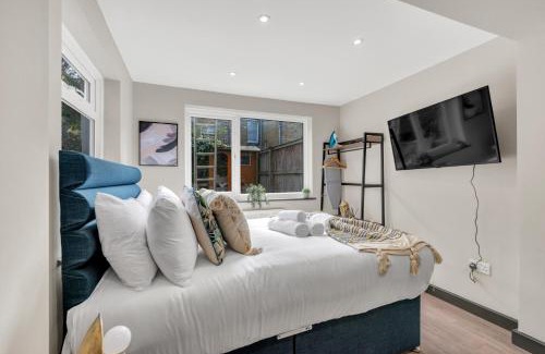 Shacklewell Apartment | The Ultimate Hangout Studio