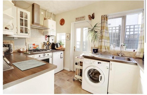 Woodthorpe Apartment | The Vale Guesthouse opposite City Hospital