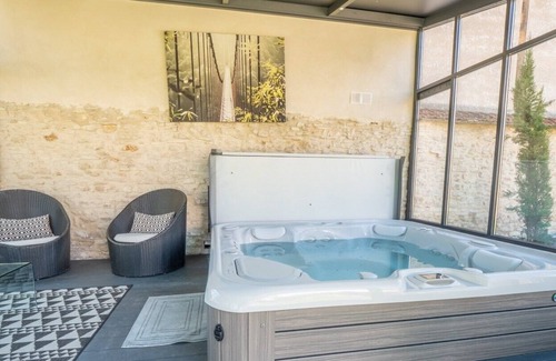 Saint-Nom-la-Breteche Villa | The Villa Estrella-Les Demoiselles in Versailles