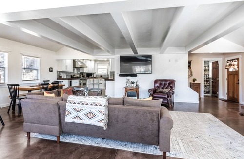 June Lake House | The Village House - Pet Friendly