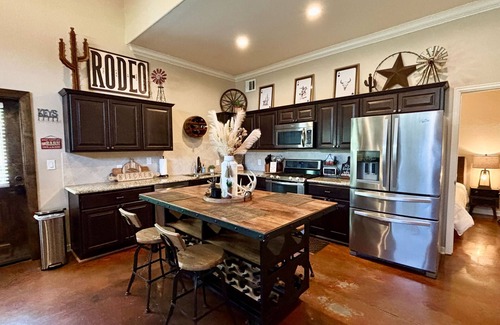 New Ulm House | The Vine - Modern, Rustic Barndominium on Vineyard with Private Lake, Sleeps 10