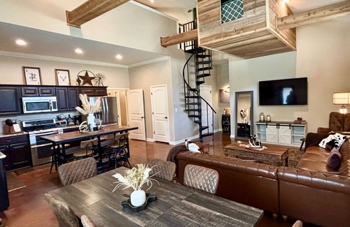 New Ulm House | The Vine - Modern, Rustic Barndominium on Vineyard with Private Lake, Sleeps 10