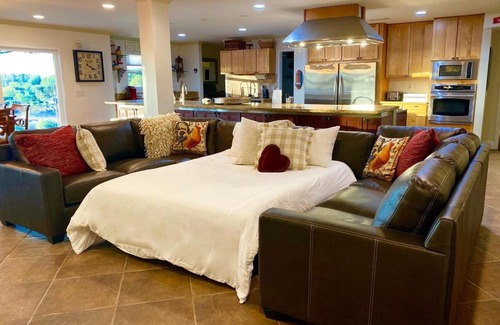 Temecula House | The Vineyard Estate & Wine Country Couples Cottage