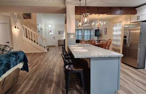 Louetta House | The Vintage Cozy Bungalow Tranquil 3-bedroom House in Tomball AC Near Everything