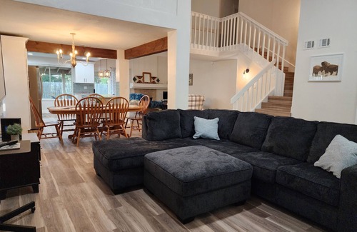 Louetta House | The Vintage Cozy Bungalow Tranquil 3-bedroom House in Tomball AC Near Everything