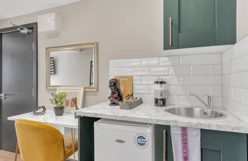 Shacklewell Apartment | The Wanderlust Studio: Travelers' Haven