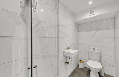 Shacklewell Apartment | The Wanderlust Studio: Travelers' Haven