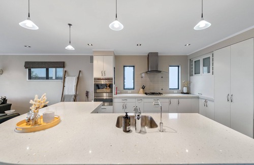 New Plymouth House | The Waterfront Escape – Moturoa Holiday Home