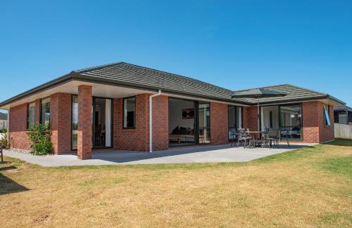 Ruakaka House | The Waterfront Ruakaka - Ruakaka Holiday Home