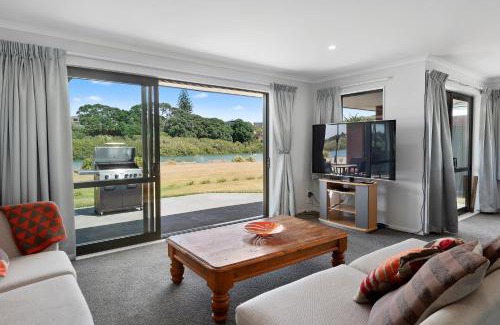 Ruakaka House | The Waterfront Ruakaka - Ruakaka Holiday Home