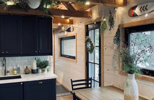 Utterson House | The Water’s Edge * * Unique Muskoka Treehouse * *