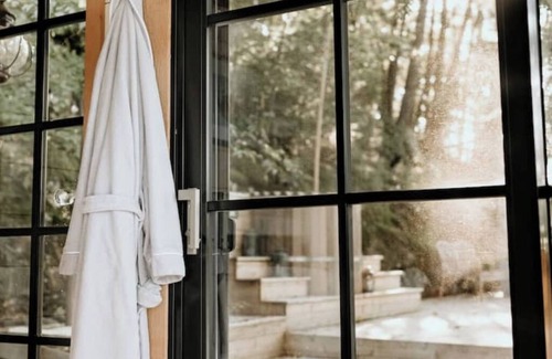 Utterson House | The Water’s Edge * * Unique Muskoka Treehouse * *