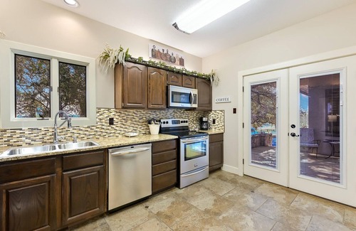 Barton Creek Lakeside Cottage | "THE WHOLE EXPERIENCE"! - Cottage #27 in a private country club community.