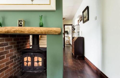 Christchurch House | The Willows - Charming Railway Woodland Cottage with Log Burner