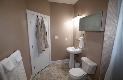 Parkland County Apartment | The Winding Road Homestead - 3 BDRM each has full ensuite; quiet,country retreat