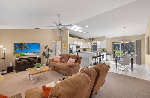 Joel House | The Windy Palm: Tropical Oasis w 2 Kings/2 Single