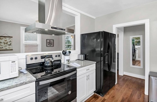 Forest Acres House | The Woodland Cottage | 3BR 1BA